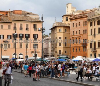 Busy  Piazza Navona,  the other side of Rome