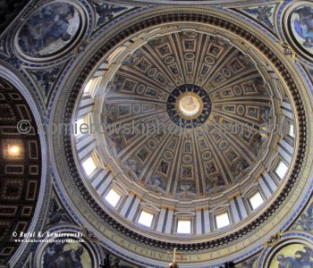 Michelangelo s dome high above the baldacchino. Saint Peter s Basilica,  Città del Vaticano