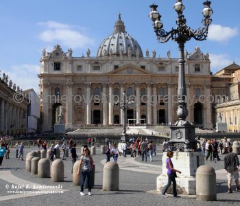 Saint Peter s Basilica seen from St. Peter Square,  Città del Vaticano