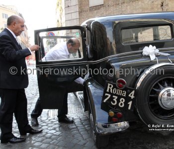 Arrival of a vintage car ..... Rome