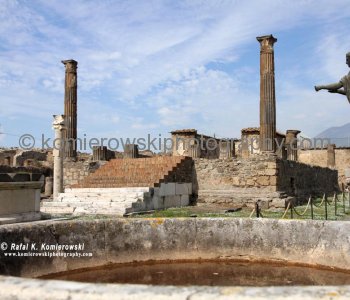 Temple of Apollo in Pompeii with Mount Vesuvius in the background.