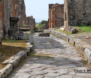 Streets in Pompeii were extremely varied, some built with solid Roman engineering and underlain with water conduits.