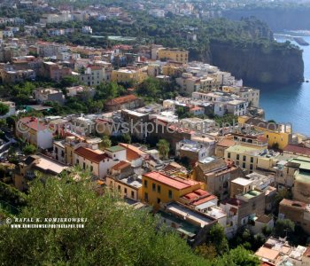 The limestone Sorrento Peninsula is famous for its beautiful coastal scenery...