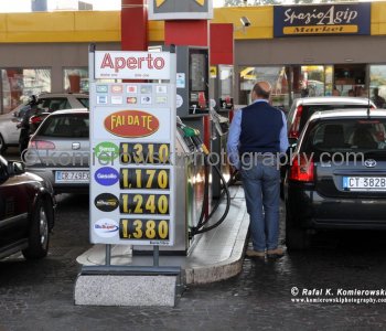 View of gas prices: from Rome on the way to Naples