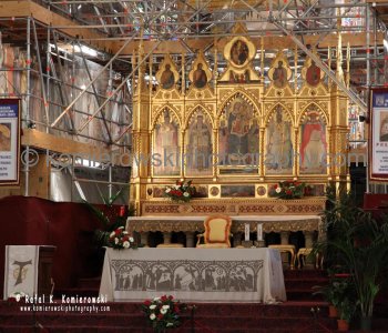 The beautiful high altar, filled with art masterpieces under some conservation works,  Basilica of Santa Croce in Florence