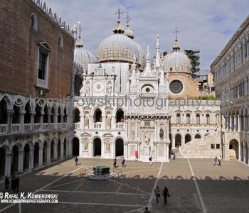 The most iconic Venetian Gothic structure, the Doge s Palace, is a luxuriously decorated building that includes traits of Gothic, Moorish, and Renaissance architectural styles