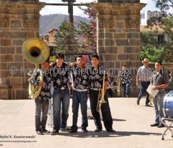 Talpa de Allende is known for it s pilgrimages to the stately church ... popular religious festivals, most of which include fireworks, mariachis and parades...