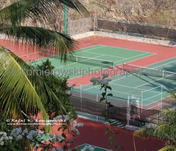 Las Brisas Huatulco offers swimming pools, tennis courts, volleyball, squash...