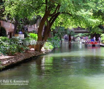 San Antonio River Walk (a.k.a. Paseo del Río) is an enormously successful special-case pedestrian street, one level down from the automobile street.