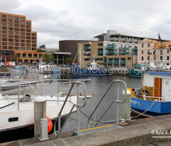 The city sits on the Derwent River and the harbour and with many of the original buildings having been restored