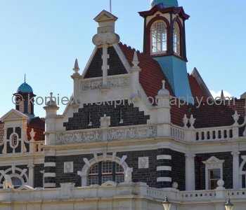 Dunedin Railway Station, built in 1906 when the city was New Zealand s leading commercial centre, this magnificent railway station remains, fully restored to its former glory