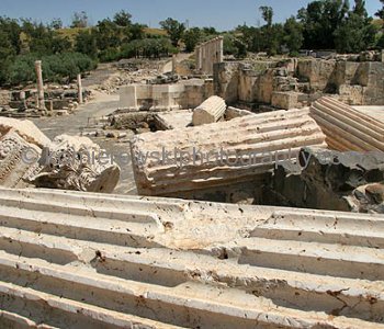 Beit Shean - the ruins of Roman-Byzantine Scythopolis, which tell of its richness and greatness.