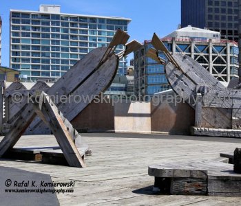 City to Sea Bridge bridge is constructed of timber planking and is adorned with non-traditional wooden sculptures carved by prominent Māori artist Paratene Matchitt