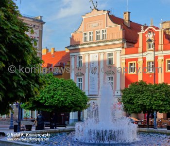 House under an Anchor at the WALBRZYCH Market Square is the place where weekly markets were held in the past. In the first half of the 18th century in the middle of the square there was a wooden building of the town hall surrounded by stalls and arcaded t