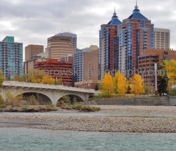 Eau Claire Park.. Bow River, seen from Bow River Pathway (Memorial Drive NW), Calgary, Alberta