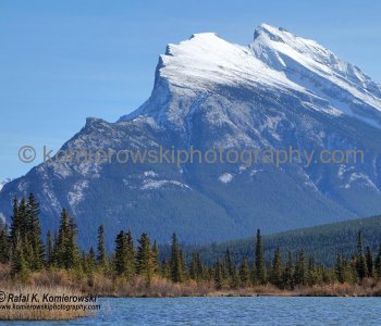 Mount Rundle dominates the skyline above Banff and two Vermilion Lakes. From here there is access to Mount Norquay Ski area in Banff (elev. 1397 m). West of Calgary 140 km.